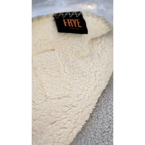 New Frye Reversible Sherpa Bluish Gray/White Throw 50 in. X 60 in. - Picture 3 of 9